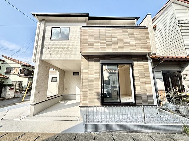 【現地外観写真】暮らしやすさと居心地の良さにこだわったシンプルで飽きのこないデザイン ！