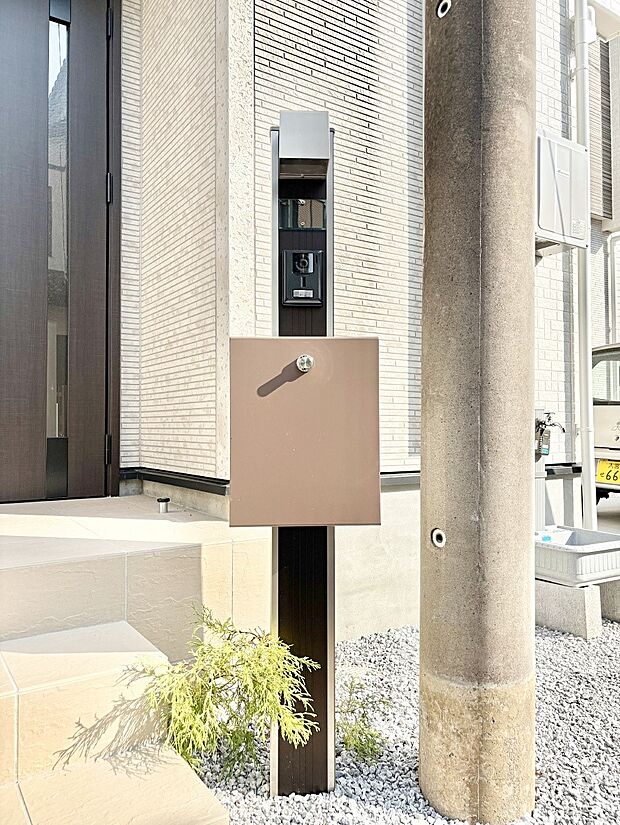 【その他現地】表札・インターホン・ポストをひとつに集約。エントランスになじむシンプルデザイン。