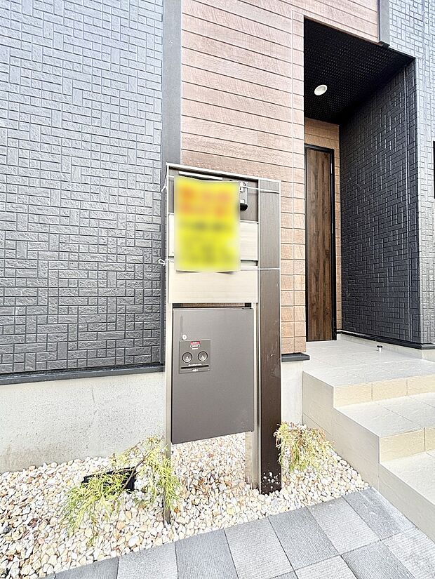【その他現地】シンプルデザインのポスト。