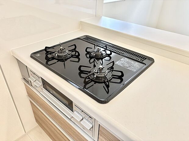 【その他設備(Siセンサーコンロ)】ガスコンロはSiセンサー搭載。火力調節や焦げ付き・消し忘れも防いでくれます。