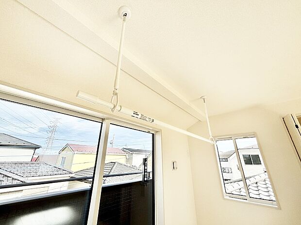 【その他設備(室内物干し)】室内物干しポール。梅雨や花粉の時期に大活躍します。