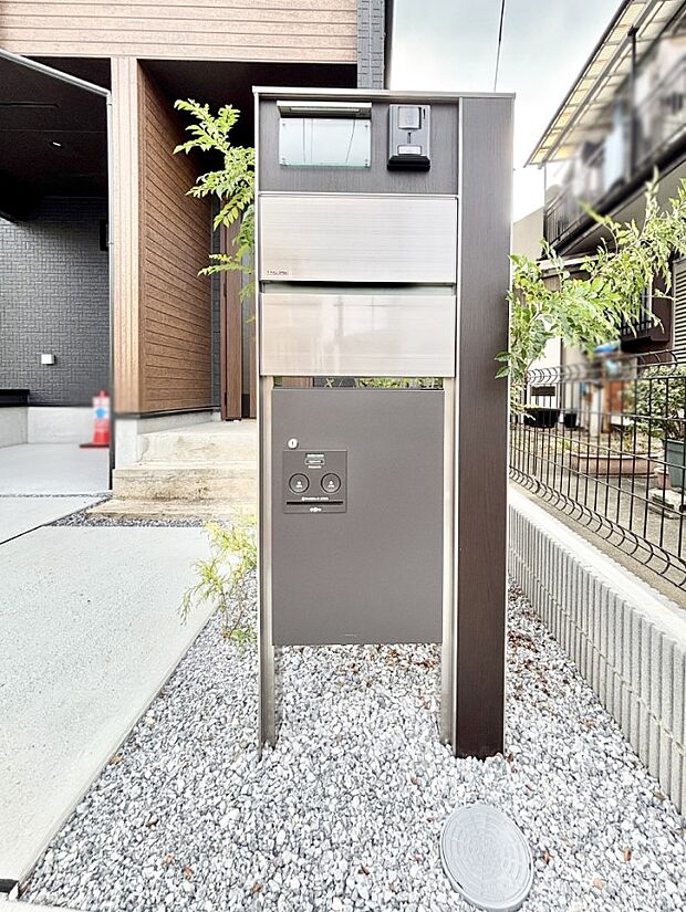 【その他現地】シンプルデザインのポスト。
