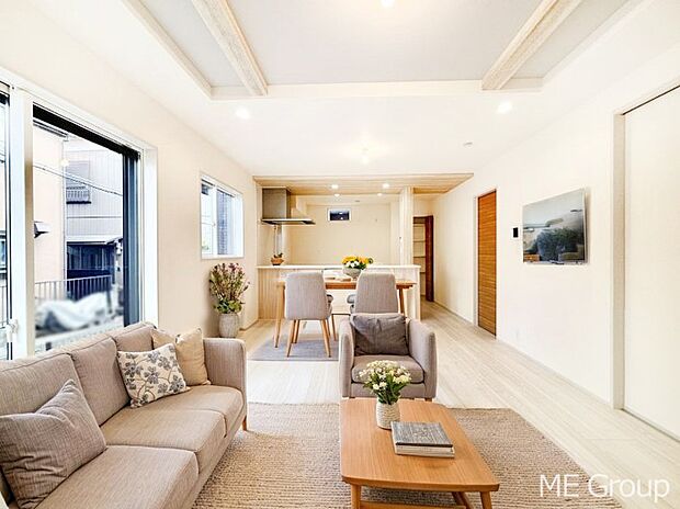 【リビング】家族の和やかな会話が聞こえてきそう。開放感のあるリビングです。※家具はCGです  