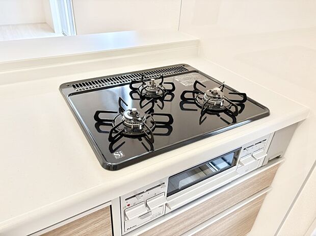 【その他設備(三ツ口コンロ)】三口ガスコンロでお料理が一気にはかどりそう。  