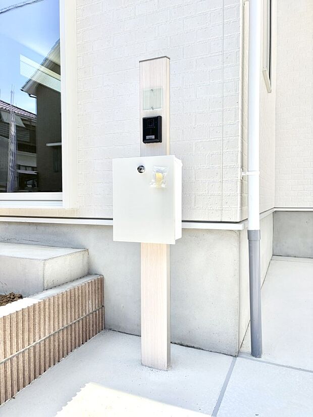 【その他現地】シンプルデザインのポスト。