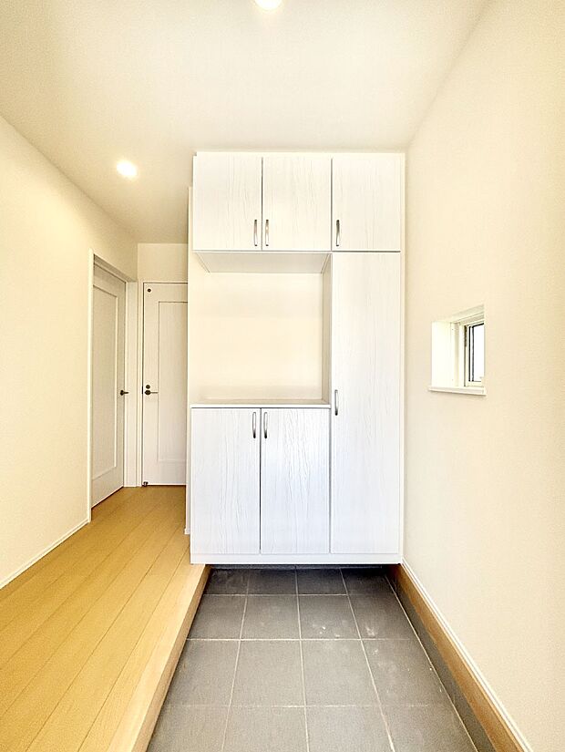 【その他設備(シューズボックス)】たっぷり収納できるシューズボックスで家族全員の靴も、玄関すっきり。  