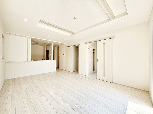 【リビングダイニング】明るい陽光が注ぎ、寛ぎの雰囲気に満たされるリビング・ダイニング。