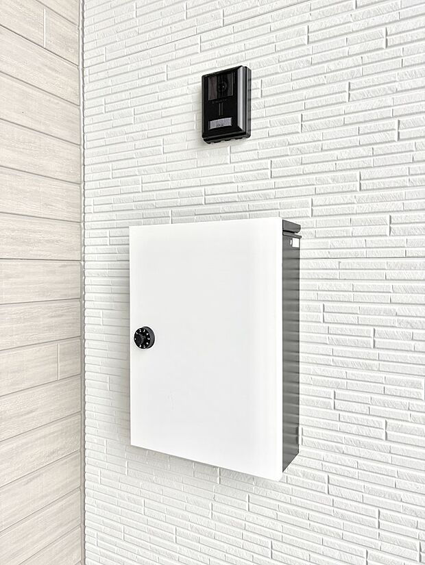 【その他現地】シンプルデザインのポスト。