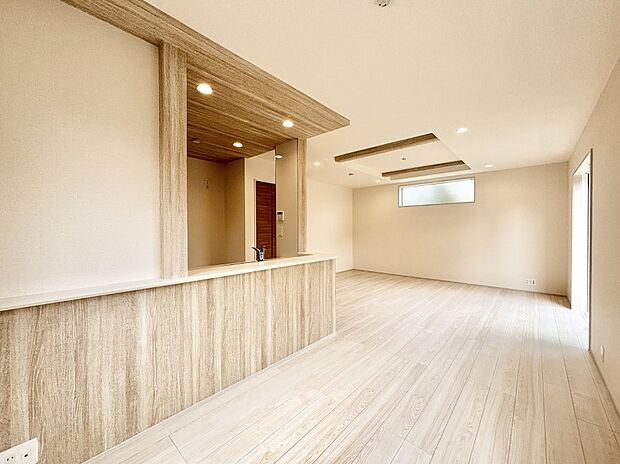 【リビングダイニング】明るい陽光が注ぎ、寛ぎの雰囲気に満たされるリビング・ダイニング。 