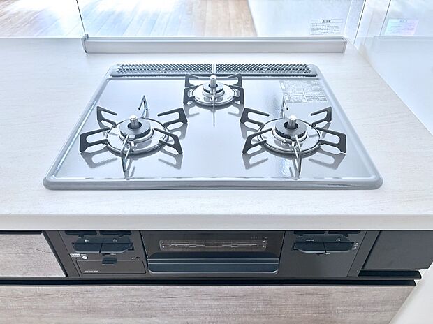 【その他設備(Ｓｉセンサーコンロ)】ガスコンロはＳｉセンサー搭載。火力調節や焦げ付き・消し忘れも防いでくれます。