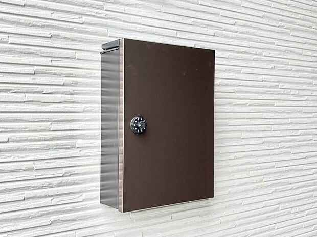 【その他現地】シンプルデザインのポスト。