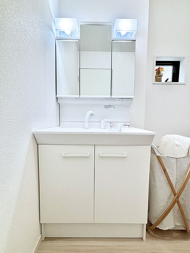 【洗面台・洗面所】大きく見やすい三面鏡で清潔感ある洗面台は、身だしなみチェックや肌のお手入れにおすすめです。