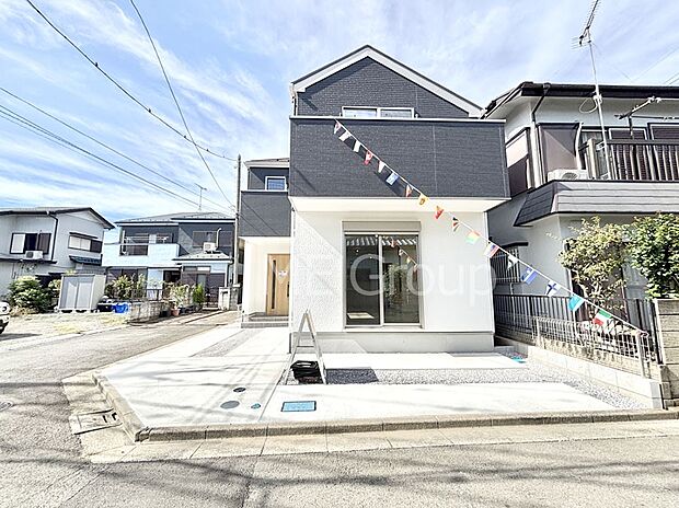 【現地外観写真】洗練された外観、上質な住空間が広がる室内は永く安心して過ごせる住居です。 