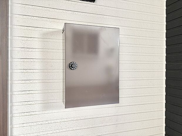 【その他現地】シンプルデザインのポスト。