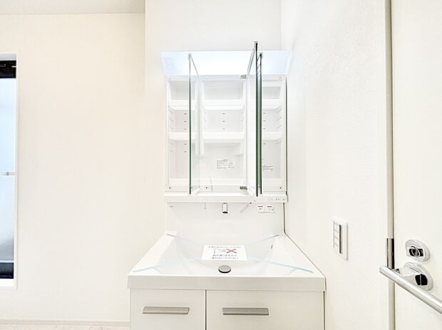 【その他設備(三面鏡裏収納)】三面鏡の裏に、化粧品や衛生用品などを収納可能。洗面台をすっきりと保ちます！