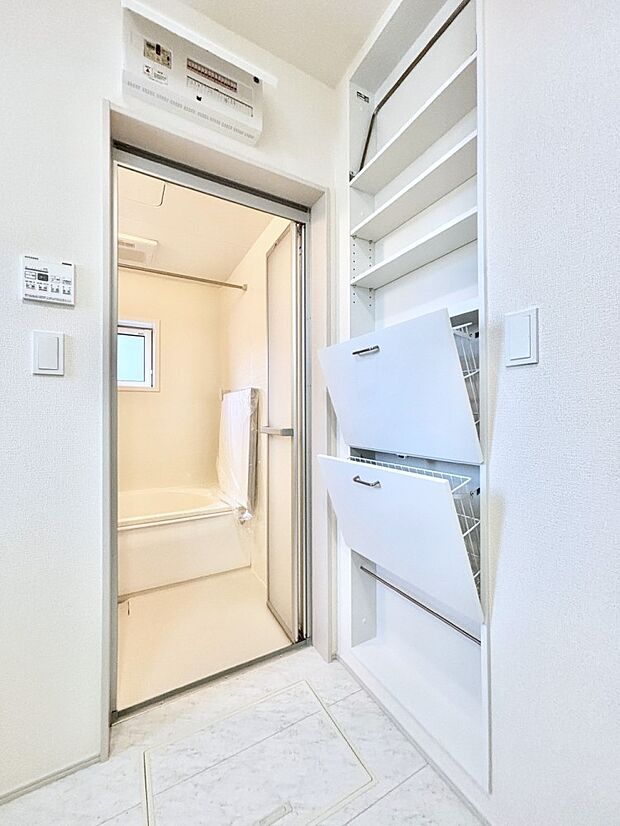 【その他設備(リネンスペース)】便利なリネン庫で、スッキリした使いやすい洗面室に  