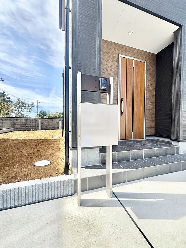 【その他現地】表札・インターホン・ポストをひとつに集約。エントランスになじむシンプルデザイン。