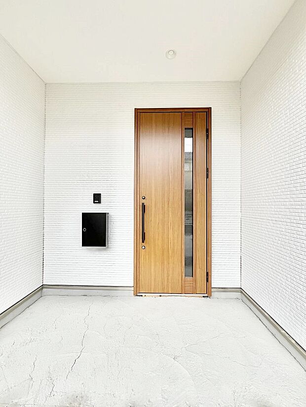 【玄関】玄関前は雨が降っても濡れにくい屋根付き