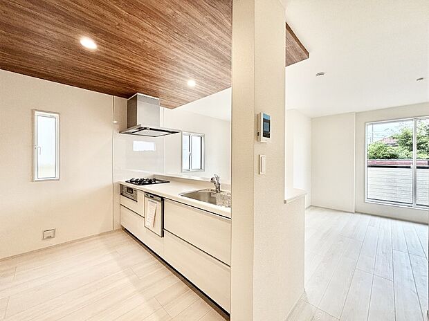 【ダイニングキッチン】料理をしながらご家族との会話を楽しめる対面カウンターキッチン