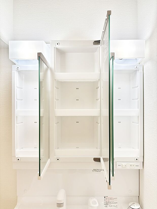 【その他設備(三面鏡裏収納)】三面鏡の裏に、化粧品や衛生用品などを収納可能。洗面台をすっきりと保ちます！