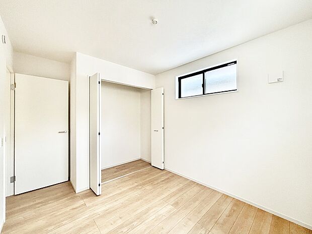 【子供部屋】お子さまのお部屋としても！衣類の整理整頓に便利なクローゼット付きの洋室。