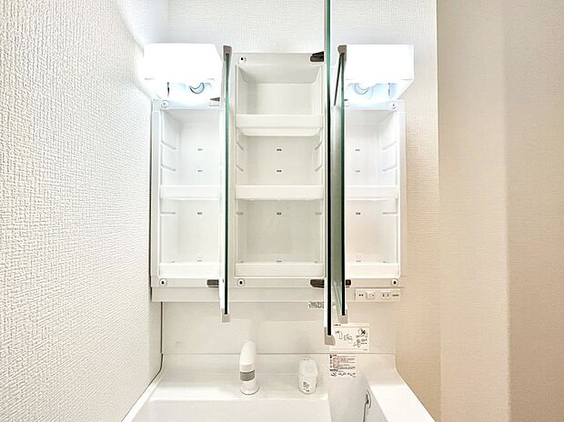 【その他設備(三面鏡裏収納)】三面鏡の裏に、化粧品や衛生用品などを収納可能。洗面台をすっきりと保ちます!