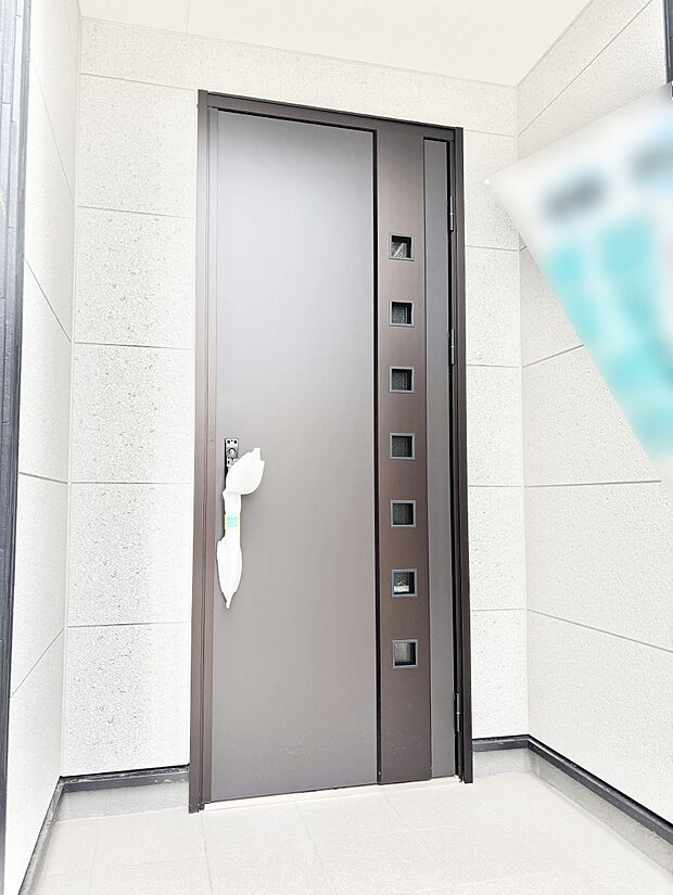 【玄関】玄関前は雨が降っても濡れにくい屋根付き