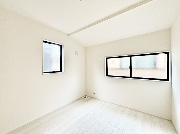 【子供部屋】窓からのやさしい光が心地よいプライベートルーム