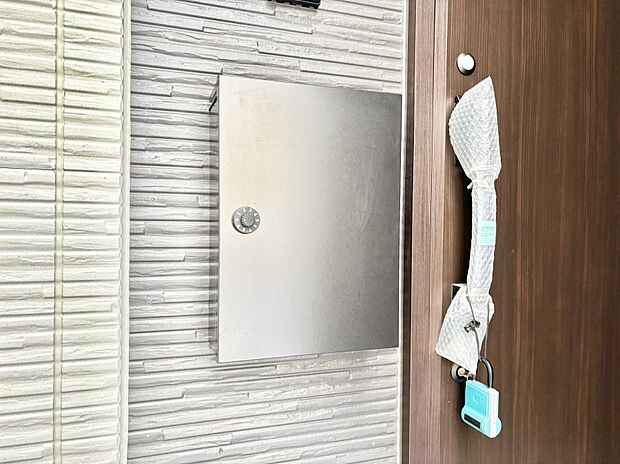 【その他現地】シンプルデザインのポスト。