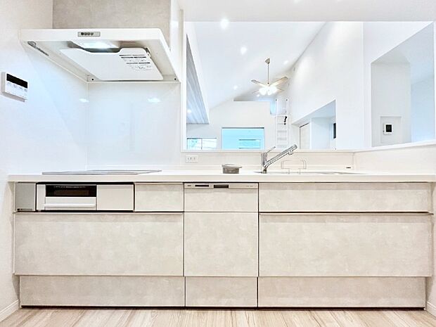 【キッチン】食洗機・浄水器・３ツ口コンロなどデザイン性も機能性も兼ね備えたシステムキッチン！