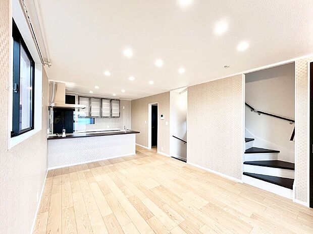 【リビングダイニング】明るい陽光が注ぎ、寛ぎの雰囲気に満たされるリビングダイニング