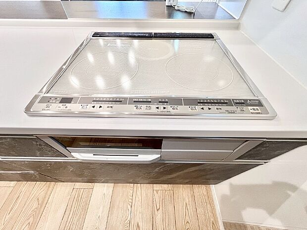 【その他設備(IHクッキングヒーター)】IHクッキングヒーターは天板の調理面がフラットなので調理後はサッと一拭きするだけ！
