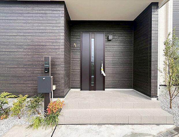 【玄関】住まいの顔を演出する、玄関ドア。 