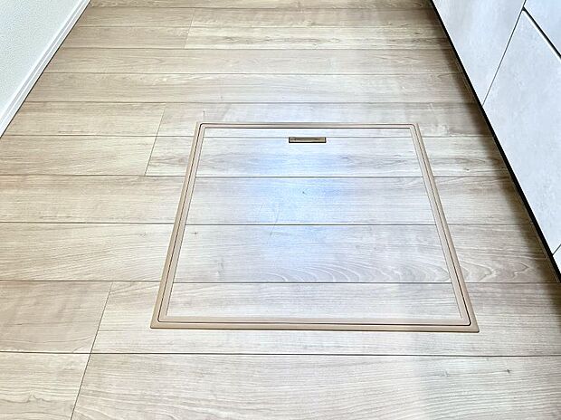 【その他設備(床下収納)】床下収納付き！日用品・非常用品の収納にも大活躍。