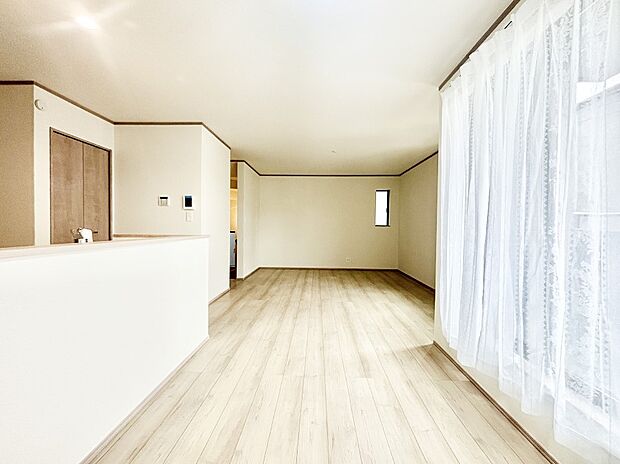 【リビングダイニング】明るい陽光が注ぎ、寛ぎの雰囲気に満たされるリビング・ダイニング。   