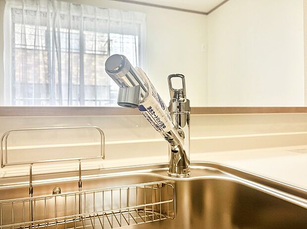 【その他設備(浄水器)】いつでも清潔なおいしいお水を。一つの水栓で水道水と浄水を使い分け。