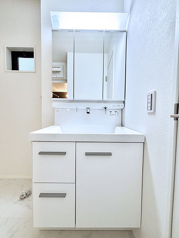 【洗面台・洗面所】大きく見やすい三面鏡で清潔感ある洗面台は、身だしなみチェックや肌のお手入れにおすすめです。