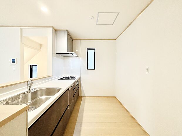 【ダイニングキッチン】窓のある明るいキッチン。換気にも役立ちます。   