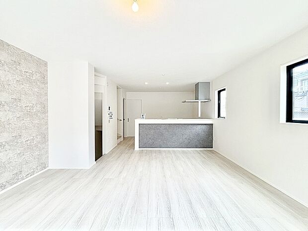 【ダイニング】アクセントクロスがお洒落なダイニング。家族でのんびりくつろげる広々スペース。