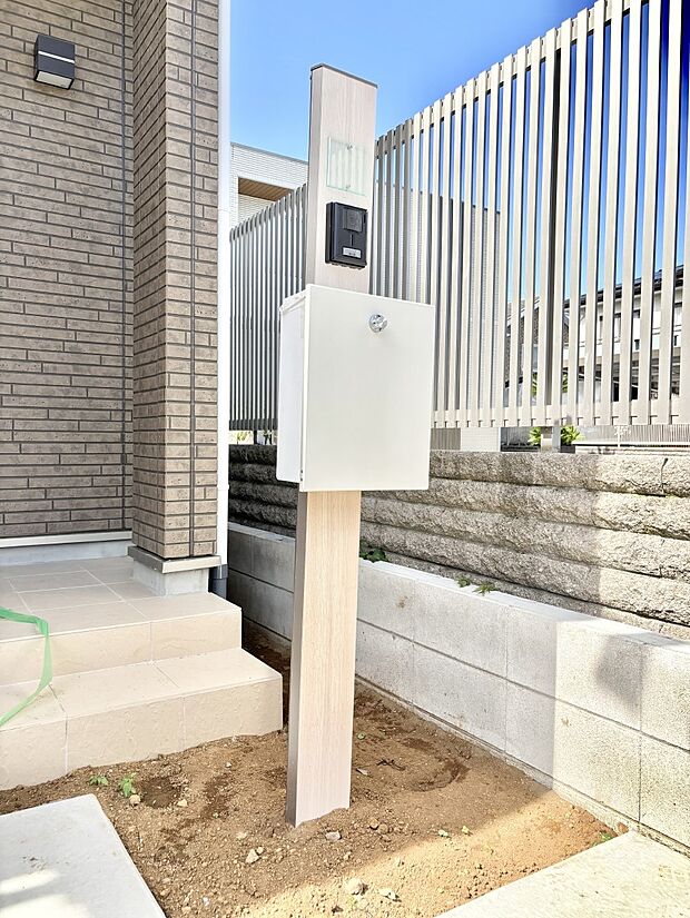 【その他現地】表札・インターホン・ポストをひとつに集約。エントランスになじむシンプルデザイン。