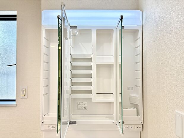 【その他設備(三面鏡裏収納)】三面鏡の裏に、化粧品や衛生用品などを収納可能。洗面台をすっきりと保ちます！