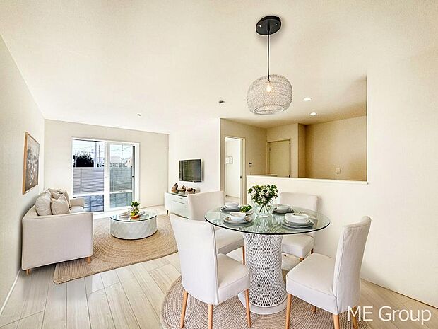 【リビング】大きな窓からたっぷりの陽光と風を感じられるリビング※家具はCGです  