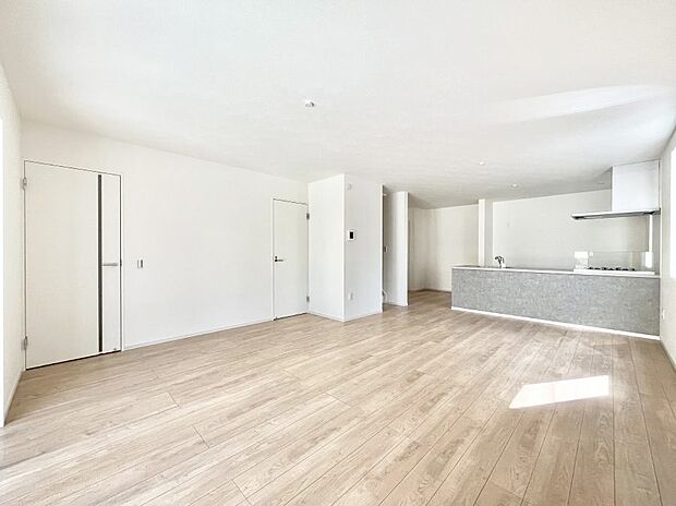 【ダイニング】明るい陽光が注ぎ、寛ぎの雰囲気に満たされるダイニング。   