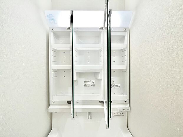 【その他設備(三面鏡裏収納)】三面鏡の裏に、化粧品や衛生用品などを収納可能。洗面台をすっきりと保ちます！