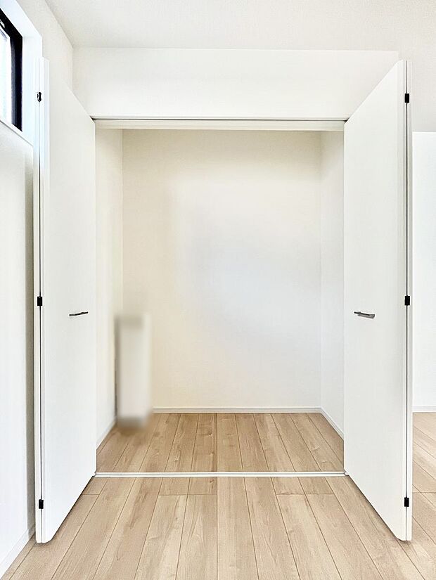 【その他設備(リビング収納)】掃除機やモップなどの生活感が出てしまう物もスッキリ！