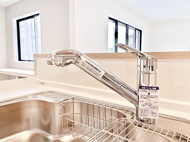 【その他設備(浄水器)】いつでも清潔なおいしいお水を。一つの水栓で水道水と浄水を使い分け。