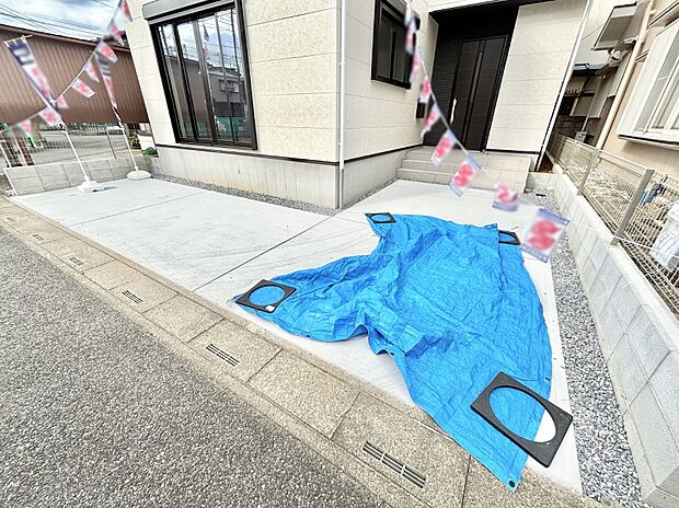 【駐車場】2台(車種による)駐車可!ご家族みんなの自転車も置ける広々カースペース。