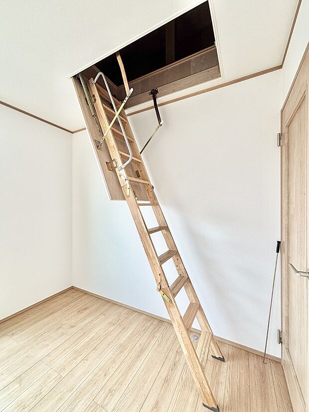 【その他設備(小屋裏収納)】季節物の収納などに便利な小屋裏収納