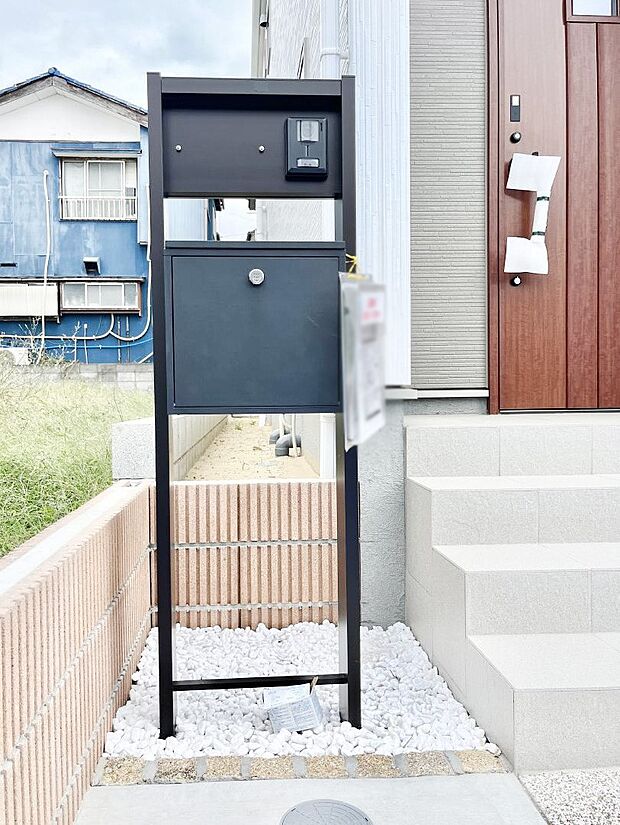 【その他現地】シンプルデザインのポスト。