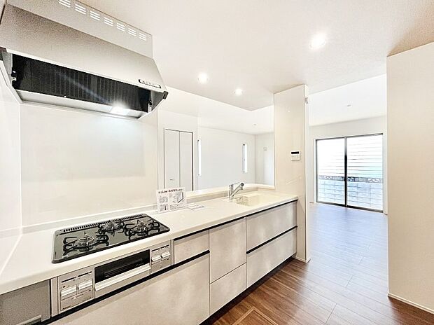 【ダイニングキッチン】リビングで遊ぶお子様を見守りながらお料理ができる対面キッチン。  